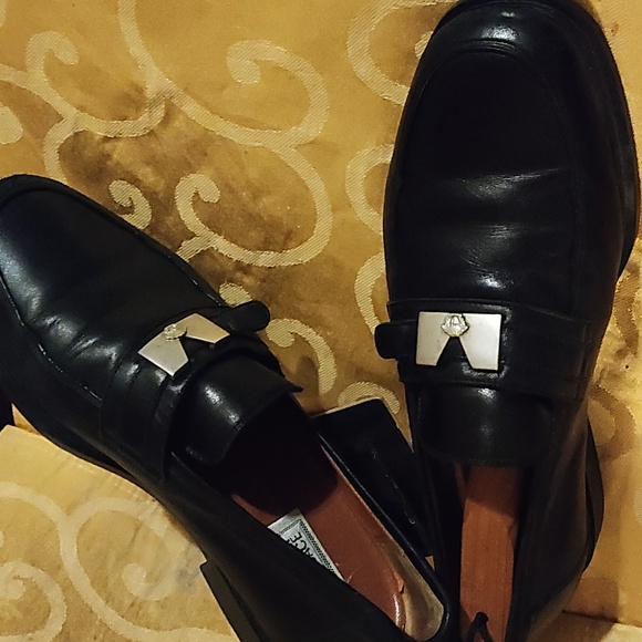 Men\'s size 8 black Gianni Versace dress shoes.